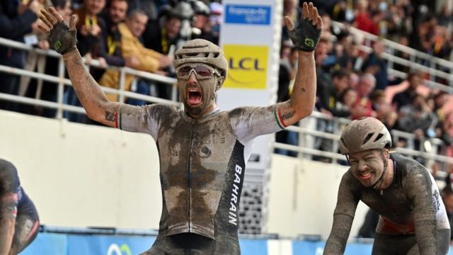 Per la sua prima partecipazione alla Parigi-Roubaix, l'italiano vince un'edizione XXL in condizioni meteorologiche avverse!  Florian Vermeersch e Mathieu Van der Poel hanno completato il podio in una gara che passerà alla storia.