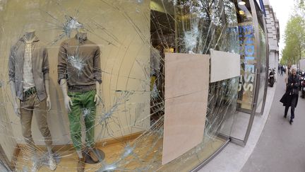 Une vitrine vandalis&eacute;e, le 14 mai 2013, &agrave; Paris, au lendemain des violences commises en marge de la c&eacute;r&eacute;monie de remise du troph&eacute;e de champion de Ligue 1 au PSG. (BERTRAND GUAY / AFP)