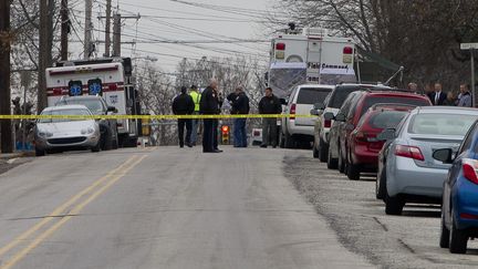 La police a boucl&eacute; les rues autour d'une maison o&ugrave; le suspect de six meurtres aurait pu se barricader, &agrave; Souderton, en Pennsylvanie (Etats-Unis), le 15 d&eacute;cembre 2014.&nbsp; (BRAD LARRISON / REUTERS)