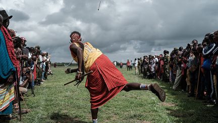 Un jeune Massaï du Club des lanceurs forestiers participe à la compétition de rungu, qui remplace le classique disque dans l'épreuve du lancer.&nbsp; (YASUYOSHI CHIBA / AFP)