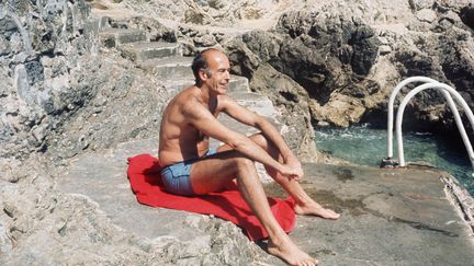 L'ancien président de la République, Valéry Giscard d'Estaing, lors de vacances à Saint-Jean-Cap-Ferrat (Alpes-Maritimes), le 1er août 1974. (RALPH GATTI / AFP)