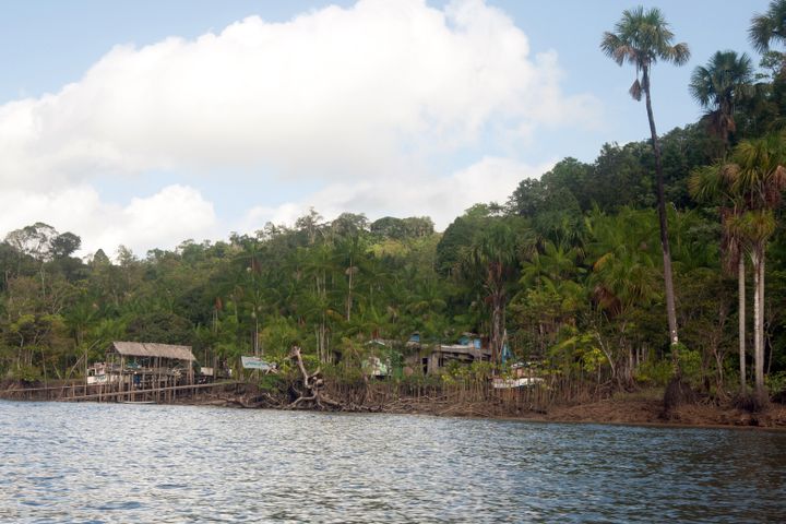 Un petit village près de Saint Georges, en Guyane, le 27 juillet 2012. (JEROME VALLETTE / AFP)