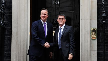 &nbsp; (Le Premier ministre britannique, David Cameron, et le Premier ministre français Manuel Valls, posent devant le perron du 10 Downing Street lundi ©  Maxppp)