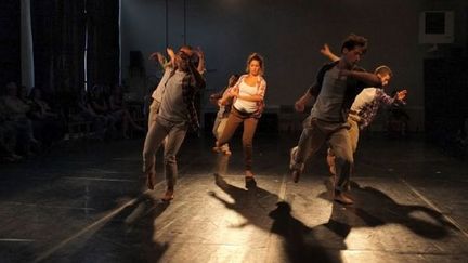 La biennale off de la danse sur la scène du croiseur à Lyon
 (Leopold Baiwir)