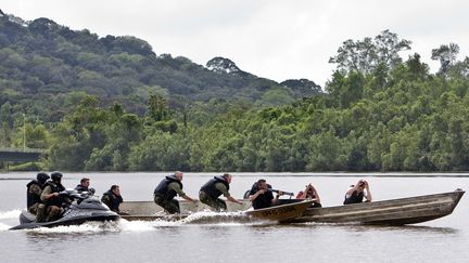 Des gendarmes français et des militaires du RIMa à l'entraînement en Guyane, dans le cadre de la lutte contre l'orpaillage clandestin (JODY AMIET / AFP)