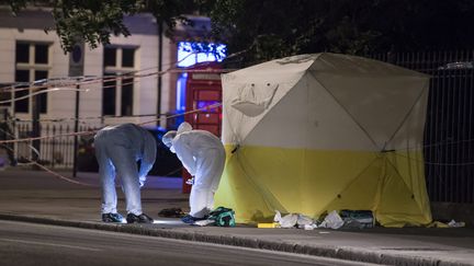 La police scientifique enquête sur les lieux de l'attaque au couteau, commise dans la soirée du mercredi 3 août 2016,  à Russell Square, à Londres (Royaume-Uni). (MAXPPP)