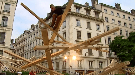 Johann Le Guillerm répète le spectacle "Dedans dehors" pour le festival de cirque les Utopistes
 (France 3 / Culturebox)