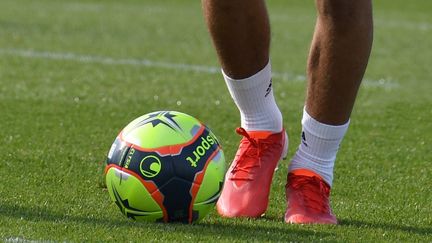 Un joueur sur un terrain de football. Photo d'illustration. (MOURAD ALLILI / MAXPPP)