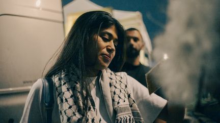 Rima Hassan, eurodéputée LFI et juriste franco-palestinienne, lors d'un rassemblement de soutien au Nouveau Front populaire, le 30 juin 2024, place de la République à Paris. (VIRGINIE HAFFNER / HANS LUCAS)