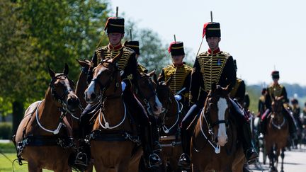 Des membres de l'Artillerie à cheval de la Garde royale lors de leur rassemblement. (MACIEK MUSIALEK / NURPHOTO / AFP)