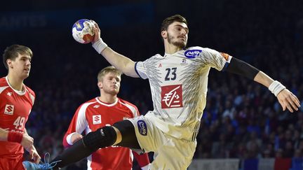 Le pivot français Ludovic Fabregas contre la Pologne, jeudi 19 janvier 2017, lors du dernier match de groupe du Mondial de handball. (LOIC VENANCE / AFP)