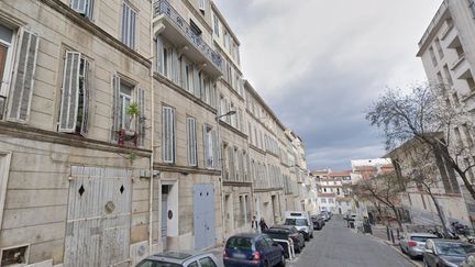 Les marins-pompiers de Marseille expliquent que, selon des témoins, les flammes ont été précédées d'une détonation entendue vers 20 heures. L'immeuble de quatre étages, situé 24 rue Bossuet, a été évacué, ainsi que les deux immeubles voisins "par précaution". (Capture d'écran Google Maps)