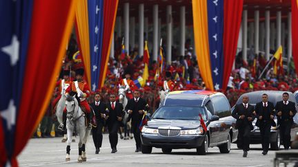 La d&eacute;pouille du pr&eacute;sident v&eacute;n&eacute;zu&eacute;lien Hugo Chavez a &eacute;t&eacute; transf&eacute;r&eacute;e dans une ancienne caserne de Caracas transform&eacute;e en Mus&eacute;e de la R&eacute;volution, lors d'une procession accompagn&eacute;e par des milliers de partisans, le 15 mars 2013. (CARLOS GARCIA RAWLINS / REUTERS)