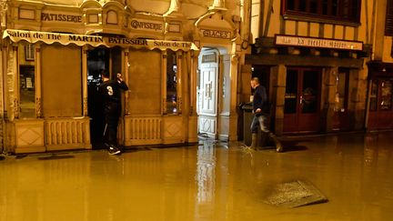 Une pâtisserie&nbsp;inondée à Morlaix (Finistère) (FRED TANNEAU / AFP)