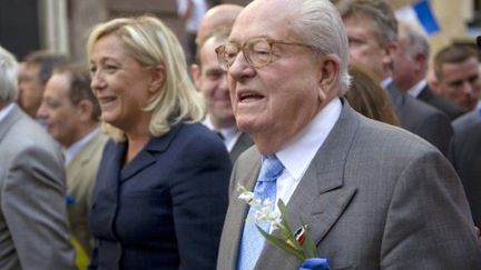 Marine Le Pen et son père lors du défilé en hommage à Jeanne d'Arc le 1er Mai 2011 (AFP PHOTO / BERTRAND LANGLOIS)