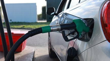 Une voiture fait le plein d'essence à Montaigu-Vendée (Vendée), le 2 septembre 2022. (MATHIEU THOMASSET / HANS LUCAS / AFP)