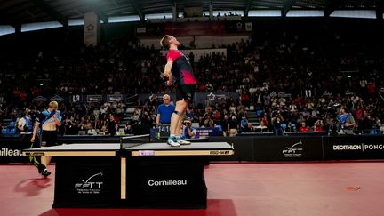 Alexis Lebrun après sa victoire en finale des championnats de France, dimanche 24 mars. Son frère, Félix, fond en larmes au second plan. (SYLVAIN THOMAS / AFP)