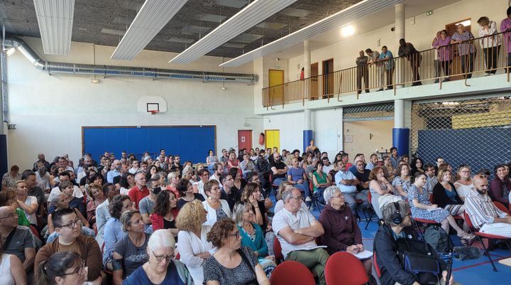 Les 150 professeurs&nbsp;du lycée Viollet-le-Duc de Villiers-Saint-Frédéric (Yvelines), réunis dans le gymnase de l'établissement pour la réunion de pré-rentrée, le 31 août 2022.&nbsp;
 (THOMAS GIRAUDEAU / RADIO FRANCE)