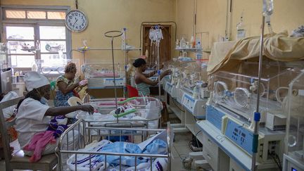 La salle des couveuses de l'hôpital régional de Bafoussam, au cameroun, le 20 septembre 2021. (DANIEL BELOUMOU OLOMO / AFP)