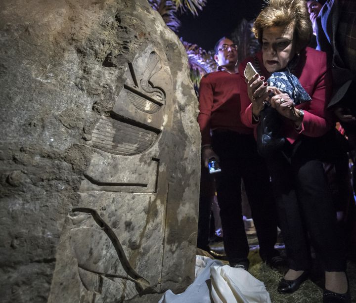 Les hiéroglyphes sur les fragments de l'une des statues de huit mètres
 (KHALED DESOUKI / AFP)