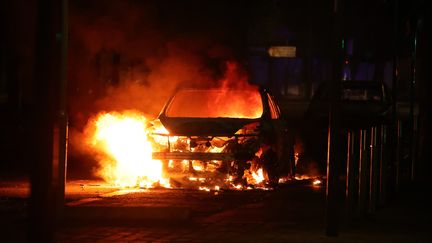 Une voiture incendiée à Argenteuil, le 1er juillet 2023. (LP/OLIVIER ARANDEL / MAXPPP)