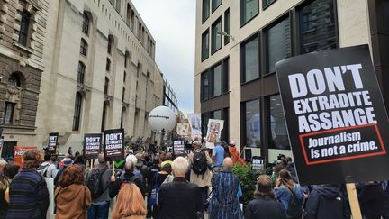 Des manifestants lors d'un rassemblement de soutien à Julian Assange devant la cour criminelle de Londres, le 7 septembre 2020. (RICHARD PLACE / RADIO FRANCE)