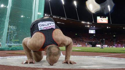 Le lanceur de poids allemand Robert Harting embrasse la piste, le 13 ao&ucirc;t 2014. (FRANCK FIFE / AFP)