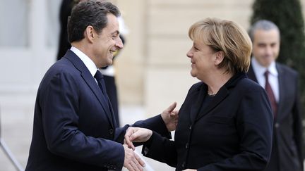 Le pr&eacute;sident fran&ccedil;ais, Nicolas Sarkozy, et la chanceli&egrave;re allemande, Angela Merkel, &agrave; l'Elys&eacute;e, &agrave; Paris, le 5 d&eacute;cembre 2011.&nbsp; (ERIC FEFERBERG / AFP)