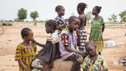 Des enfants devant une école servant de refuge aux personnes déplacées dans le nord du Burkina Faso, en juin 2019. (OLYMPIA DE MAISMONT / AFP)