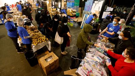 Depuis le début de la crise sanitaire, de nombreux étudiants&nbsp;plongent dans la précarité, ne trouvant plus notamment de travail en parallèle de leurs études. Ils comptent sur les distributions alimentaires, comme ici, à Paris. (LUDOVIC MARIN / AFP)