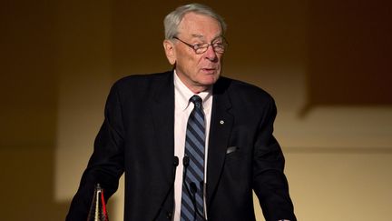 Dick Pound, lors d'une conférence alors qu'il était président de l'Agence mondiale antidopage (AMA), le 9 mars 2016. (JUSTIN TALLIS / AFP)