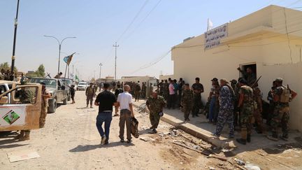 Des combattants kurdes et irakiens apr&egrave;s une bataille contre les jihadistes de l'Etat islamique, le 2 septembre 2014, &agrave; Amerli (Irak). (EMRAH YORULMAZ / ANADOLU AGENCY / AFP)