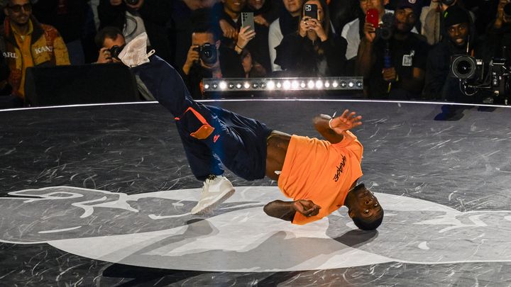 Danis Civil, alias b-boy Dany Dann, lors des quarts de finale de la Red Bull BC One, sur le court Philippe-Chatrier à Roland-Garros, à Paris, le 21 octobre 2023. (MARTIN LELIEVRE / AFP)