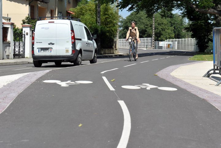 Dans son plan vélo, le gouvernement souhaite notamment augmenter le nombre de pistes cyclables. (FREDERIC CHARMEUX / MAXPPP)