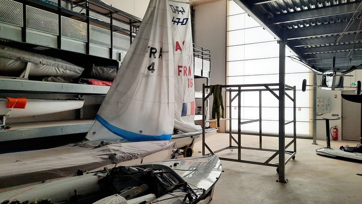 Le bâtiment de l'équipe de France renferme quatre gros hangars pour pouvoir rentrer les bateaux et les mettre à l'abri si besoin. (JÉRÔME VAL / RADIO FRANCE)