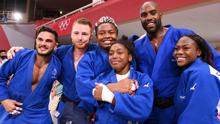 Guillaume Chaine, Axel Clerget, Romane Dicko, Teddy Riner, Sarah Leonie Cysique et Clarisse Agbegnenou lors de la compétition par équipes aux JO de Tokyo, le 31 juillet 2021. (AFP)