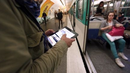 Depuis le 26 juin 2012, le Wi-Fi doit &ecirc;tre gratuit&nbsp;gr&acirc;ce &agrave; 66 points d&rsquo;acc&egrave;s plac&eacute;s dans 48 lieux parisiens : stations de m&eacute;tro, de RER, arr&ecirc;ts de bus et de tram.&nbsp; (FRANÇOIS GUILLOT / AFP)