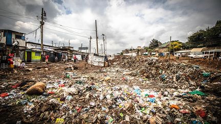 Selon le Programme des Nations unies pour l'environnement, les supermarchés kényans distribuent jusqu'à 100 millions de sacs en plastique par an. Pour lutter contre la pollution que cette matière engendre, le gouvernement a interdit en 2017 l'utilisation, la fabrication et l'importation de sacs en plastique. Cette mesure ne concerne ni les biens emballés dans du plastique, ni les sacs spécifiques utilisés pour les ordures.&nbsp; &nbsp; &nbsp; &nbsp; (DONWILSON ODHIAMBO / SOPA IMAGES / SIPA)