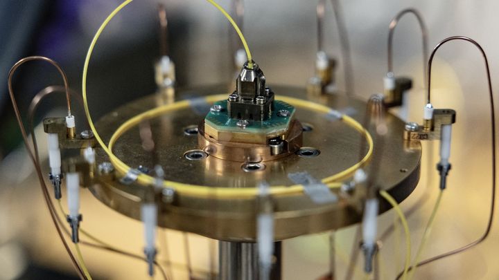 Un générateur de photons installé dans le cryostat et fabriqué à Massy (Essonne) par la société française Candela (AFP)