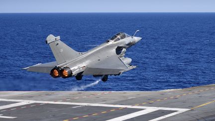 Un Rafale décollant du porte-avion "Charles-de-Gaulle", le 1er octobre 2016. (ERIC FEFERBERG / AFP)