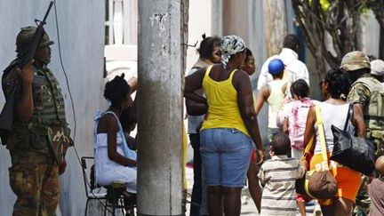 Soldats patrouillant dans les rues de Kingston, la capitale de la Jamaïque, le 27 mai 2010, lors d'affrontements entre les gangs et les forces de sécurité. (AFP - Hans Deryk)