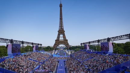 Le parc des champions, place du Trocadéro face à la tour Eiffel, où sont fêtés les athlètes médaillés. (VALROFF LAURENE / KMSP)