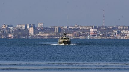 Un bateau de la marine russe sur la mer d'Azov, devant le port de Berdiansk en Ukraine, le 13 mars 2022. (SPUTNIK / AFP)