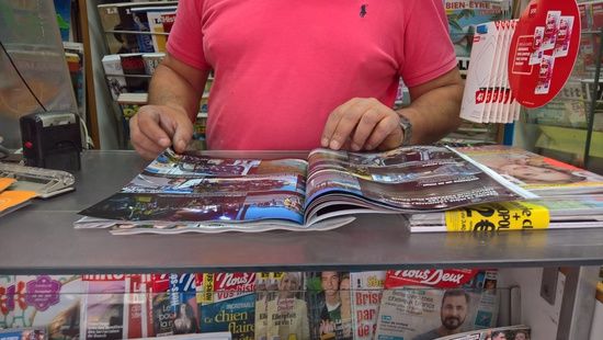 Ce kiosquier du 15e arrondissement a écoulé tous ses exemplaires de "Paris Match" dans la matinée, jeudi 13 juillet 2017. (F. MAGNENOU / FRANCEINFO)