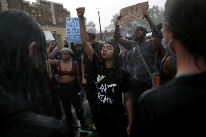 Des manifestants rassemblés à l'endroit exact où George Floyd a été arrêté, à Minneapolis (Minnesota), le 2 juin 2020. (LEAH MILLIS / REUTERS)