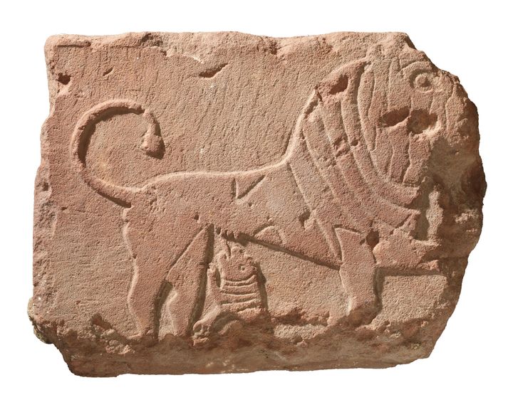 Bas-relief décoré d’un lion, sanctuaire de Dadan (al-Khuraybah), AlUla. Ve – 1er siècle avant JC (Riyâd, musée du département d’Archéologie, Université du roi Saud.)