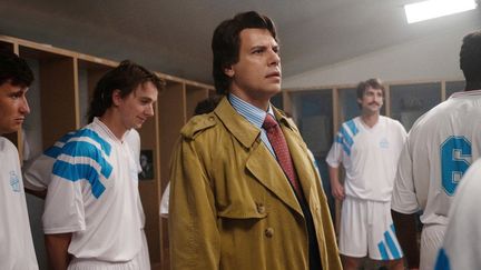 Laurent Lafitte incarne Bernard Tapie dans la série "Tapie", disponible sur Netflix depuis le mercredi 13 septembre. (NETFLIX)