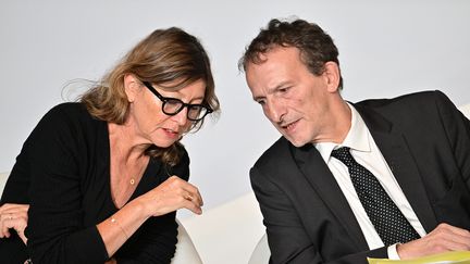 L'économiste Gilbert Cette en compagnie de Sandrine Cazes, économiste à l'OCDE, le 16 octobre 2023 lors d’une conférence sociale avec les syndicats et les employeurs au Conseil économique, social et environnemental (Cese) à Paris. (MIGUEL MEDINA / AFP)