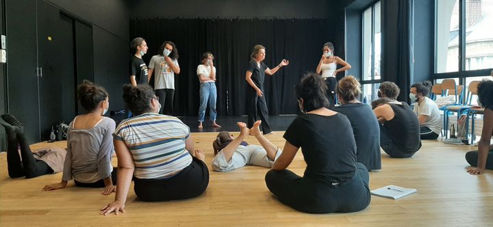 Cours d'expression corporelle pour les 16 nouveaux élèves à&nbsp;l'école supérieure nationale des arts de la marionnette à Charleville-Mézières (Ardennes). (SÉBASTIEN BAER / RADIO FRANCE)