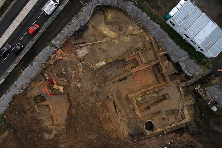 Vue aérienne de fouilles de deux châteaux (XVIe et XVIIe) dans le quartier de Fives à Lille. Photo datant de 2015.
 (JP PEPEK BALLOIDE / INRAP / AFP)